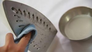 pulire con sapone piatti ferro da stiro